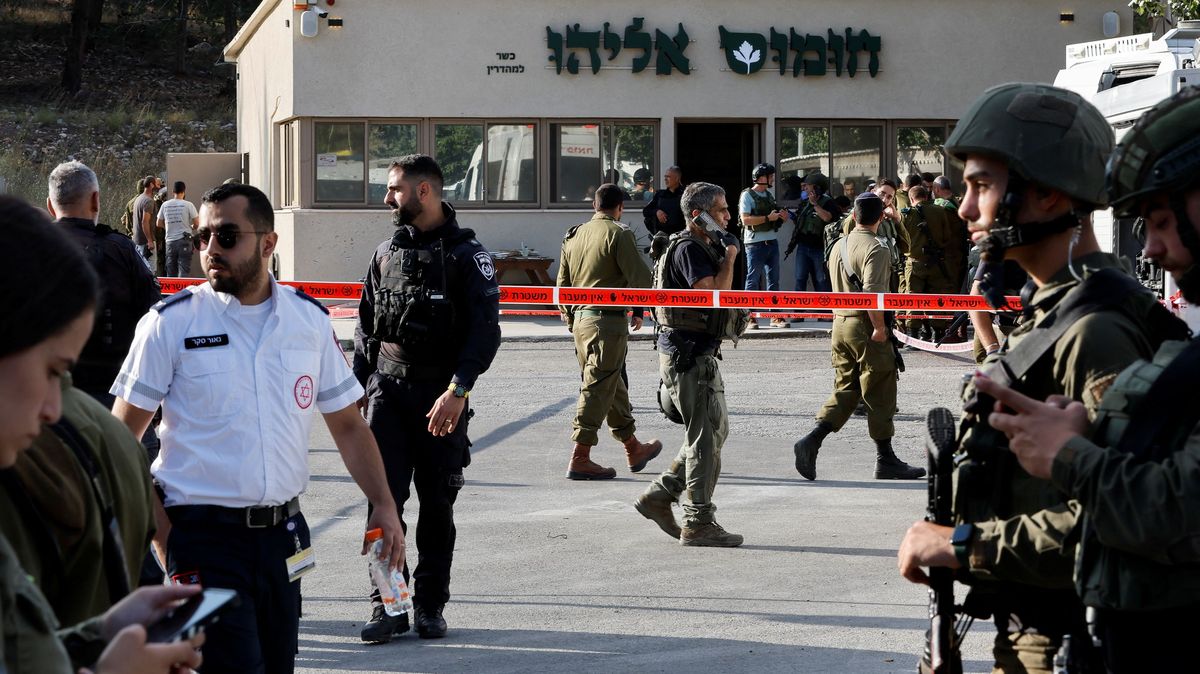 Čtyři mrtví Izraelci při útoku na čerpací stanici na Západním břehu